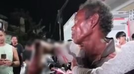 Seorang pria dibacok di Jalan Serui Mekar, Mimika, Papua Tengah. (Foto: Istimewa/Tangkap layar video amatir)