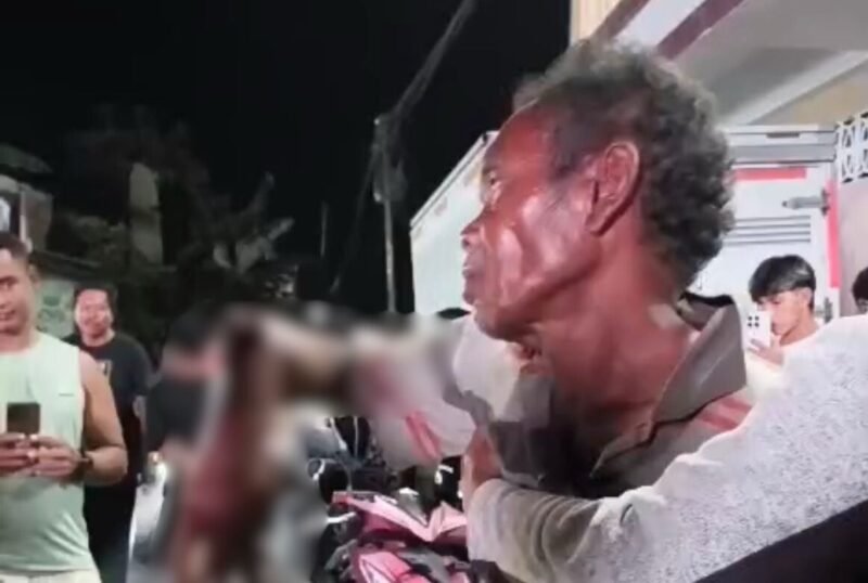 Seorang pria dibacok di Jalan Serui Mekar, Mimika, Papua Tengah. (Foto: Istimewa/Tangkap layar video amatir)