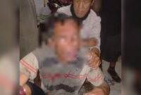 Korban pembacokan saat diamankan oleh warga. (Foto: Istimewa/Humas Polres Mimika)