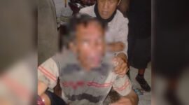 Korban pembacokan saat diamankan oleh warga. (Foto: Istimewa/Humas Polres Mimika)