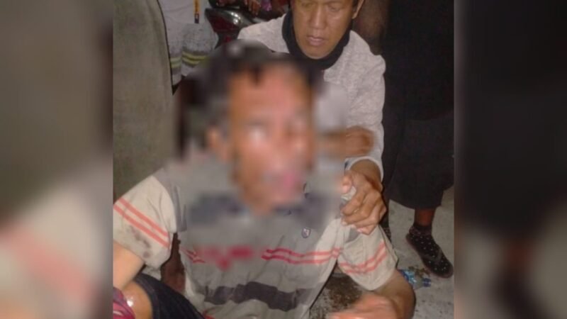 Korban pembacokan saat diamankan oleh warga. (Foto: Istimewa/Humas Polres Mimika)