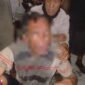 Korban pembacokan saat diamankan oleh warga. (Foto: Istimewa/Humas Polres Mimika)