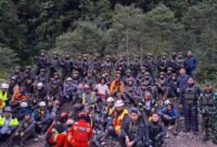 Satgas Koops TNI Habema berhasil mengevakuasi 18 pekerja PTFI beserta personel pengamanan yang terjebak di Pos Tower 270 Area PTFI, Kabupaten Mimika, Papua Tengah, akibat gangguan kelompok bersenjata OPM. (Foto: Istimewa/Satgas Media Habema)