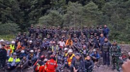 Satgas Koops TNI Habema berhasil mengevakuasi 18 pekerja PTFI beserta personel pengamanan yang terjebak di Pos Tower 270 Area PTFI, Kabupaten Mimika, Papua Tengah, akibat gangguan kelompok bersenjata OPM. (Foto: Istimewa/Satgas Media Habema)