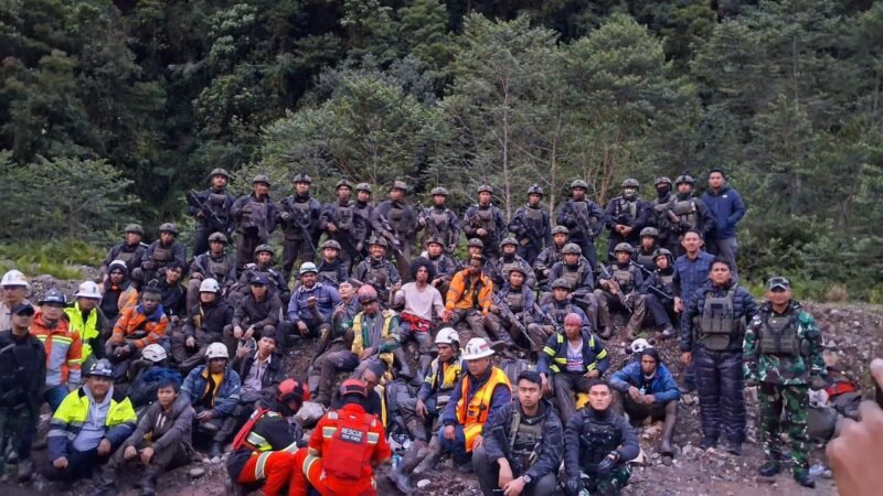 Satgas Koops TNI Habema berhasil mengevakuasi 18 pekerja PTFI beserta personel pengamanan yang terjebak di Pos Tower 270 Area PTFI, Kabupaten Mimika, Papua Tengah, akibat gangguan kelompok bersenjata OPM. (Foto: Istimewa/Satgas Media Habema)