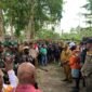Para pejabat dari Pemkab Mimika, Pemkab Puncak, Forkopimda, dan masyarakat dari dua kubu berkonflik, sedang hening dalam doa usai ritual patah panah untuk mengakhiri konflik Kwamki Narama, Senin (12/1/2026). (Foto: Galeri Papua/Ahmad)