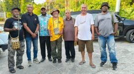 Sejumlah wartawan senior Papua, di antaranya Woles Krenak, Dominggus Mampioper, dan Victor Mambor, bersama Ketua Panitia Festival Media Abeth Abraham You, menghadiri sekaligus mendukung rangkaian kegiatan Festival Media perdana se-Tanah Papua Raya di Nabire, Papua Tengah. (Foto: Istimewa/Panitia Festival Media)