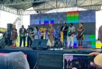 Pemukulan tifa sebagai tanda dibukanya Festival Media perdana se-Tanah Papua Raya di di Lapangan Bandara Lama, Nabire, Papua Tengah, Selasa (13/1/2026). (Foto: Galeri Papua/Endy Langobelen)