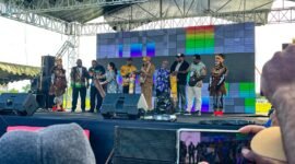 Pemukulan tifa sebagai tanda dibukanya Festival Media perdana se-Tanah Papua Raya di di Lapangan Bandara Lama, Nabire, Papua Tengah, Selasa (13/1/2026). (Foto: Galeri Papua/Endy Langobelen)