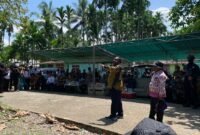 Eks Bupati Puncak, Willem Wandik, dalam momen perdamaian di Kwamki Narama, Mimika, Papua Tengah. (Foto: Galeri Papua/Ahmad)