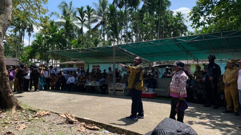 Eks Bupati Puncak, Willem Wandik, dalam momen perdamaian di Kwamki Narama, Mimika, Papua Tengah. (Foto: Galeri Papua/Ahmad)