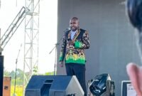 Ketua Panitia Fesmed se-Tanah Papua Raya, Abeth Abraham You, saat menyampaikan laporan panitia dalam pembukaan Fesmed Papua di Lapangan Bandara Lama Nabire, Selasa (13/1/2026).