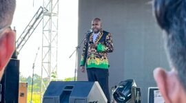 Ketua Panitia Fesmed se-Tanah Papua Raya, Abeth Abraham You, saat menyampaikan laporan panitia dalam pembukaan Fesmed Papua di Lapangan Bandara Lama Nabire, Selasa (13/1/2026).