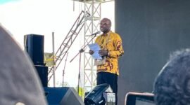 Ketua Asosiasi Wartawan Papua (AWP), Elisa Sekenyap, membawakan sambutan pada pembukaan Fesmed se-Tanah Papua Raya yang digelar di Lapangan Bandara Lama Nabire, Papua Tengah, Selasa (13/1/2026). (Foto: Galeri Papua/Endy Langobelen)