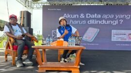 Relawan TIK Papua, Aldo Mooy (kanan), membawakan seminar bertajuk “Dari Hoaks ke Harmoni: Jurnalisme Damai di Era Digital” dalam Festival Media (Fesmed) se-Tanah Papua Raya, Rabu (14/1/2026). (Foto: Istimewa)