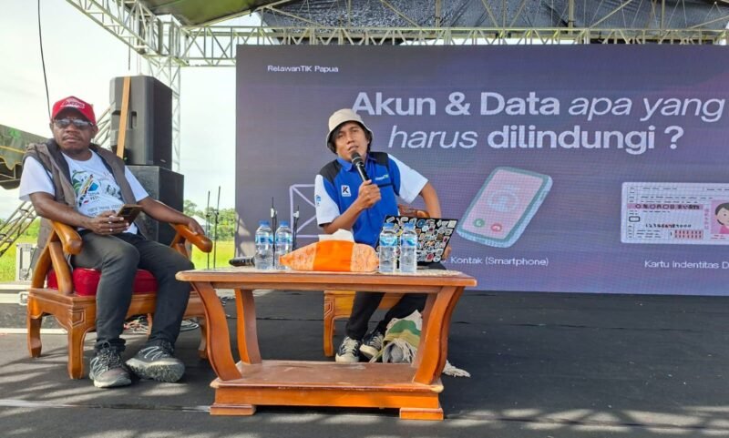 Relawan TIK Papua, Aldo Mooy (kanan), membawakan seminar bertajuk “Dari Hoaks ke Harmoni: Jurnalisme Damai di Era Digital” dalam Festival Media (Fesmed) se-Tanah Papua Raya, Rabu (14/1/2026). (Foto: Istimewa)