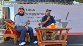 Pemimpin Redaksi Cenderawasih Pos, Lucky Ireeuw, menjadi narasumber dalam talk show bertema “Manusia Tetap di Kemudi: Etika Penggunaan AI dalam Jurnalisme” dalam Festival Media se-Tanah Papua Raya di Lapangan Bandara Lama Nabire, Rabu (14/1/2026). (Foto: Istimewa)