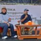 Pemimpin Redaksi Cenderawasih Pos, Lucky Ireeuw, menjadi narasumber dalam talk show bertema “Manusia Tetap di Kemudi: Etika Penggunaan AI dalam Jurnalisme” dalam Festival Media se-Tanah Papua Raya di Lapangan Bandara Lama Nabire, Rabu (14/1/2026). (Foto: Istimewa)