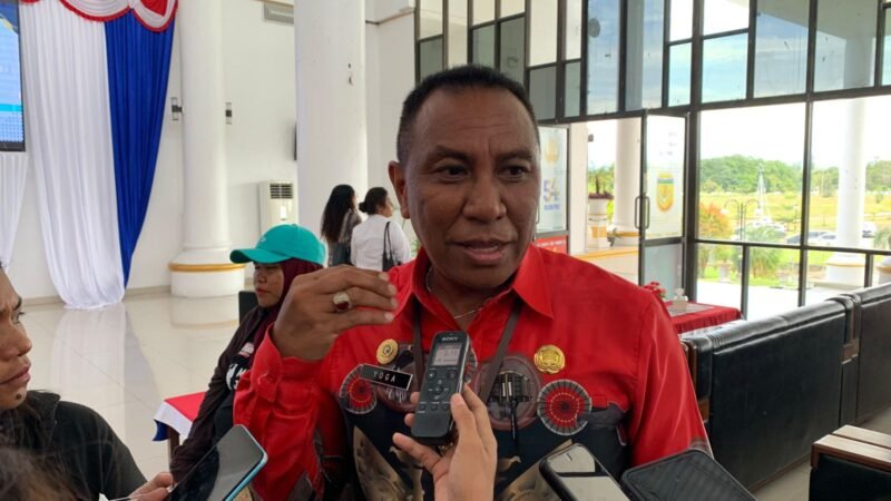 Kepala Dinas PUPR Kabupaten Mimika, Inosensius Yoga Pribadi saat ditemui wartawan, Kamis (15/1/2026). (Foto: Galeri Papua/Ahmad)