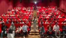 Potret Elisabet Sisauta (berdiri di tengah) pemeran Maira bersama warga Mimika dalam gala premier film