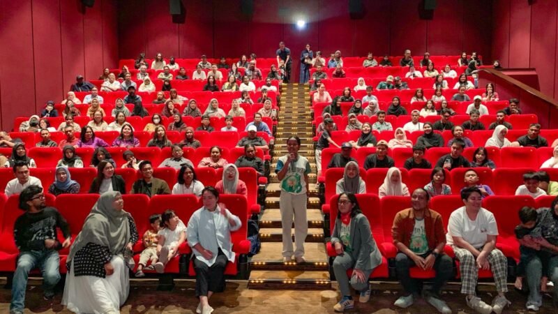 Potret Elisabet Sisauta (berdiri di tengah) pemeran Maira bersama warga Mimika dalam gala premier film 