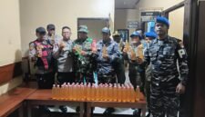 Minuman keras lokal yang diamankan aparat gabungan di Pelabuhan Poumako, Minggu (19/1/2026). (Foto: Galeri Papua/Ahmad).