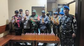 Minuman keras lokal yang diamankan aparat gabungan di Pelabuhan Poumako, Minggu (19/1/2026). (Foto: Galeri Papua/Ahmad).