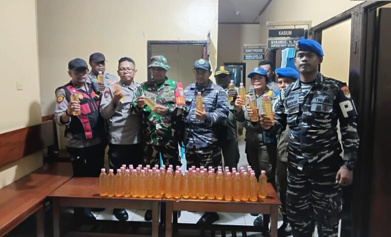 Minuman keras lokal yang diamankan aparat gabungan di Pelabuhan Poumako, Minggu (19/1/2026). (Foto: Galeri Papua/Ahmad).