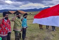 Tiga eks anggota TPNPB-OPM yakni Kataw Kulua (26 tahun), Yaikinus Murib (23 tahun), dan Lois Murib (28 tahun), berikrar setia kepada NKRI.(Foto: Istimewa/Satgas Yonif 142/Ksatria Jaya)