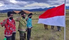 Tiga eks anggota TPNPB-OPM yakni Kataw Kulua (26 tahun), Yaikinus Murib (23 tahun), dan Lois Murib (28 tahun), berikrar setia kepada NKRI.(Foto: Istimewa/Satgas Yonif 142/Ksatria Jaya)