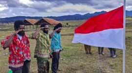 Tiga eks anggota TPNPB-OPM yakni Kataw Kulua (26 tahun), Yaikinus Murib (23 tahun), dan Lois Murib (28 tahun), berikrar setia kepada NKRI.(Foto: Istimewa/Satgas Yonif 142/Ksatria Jaya)