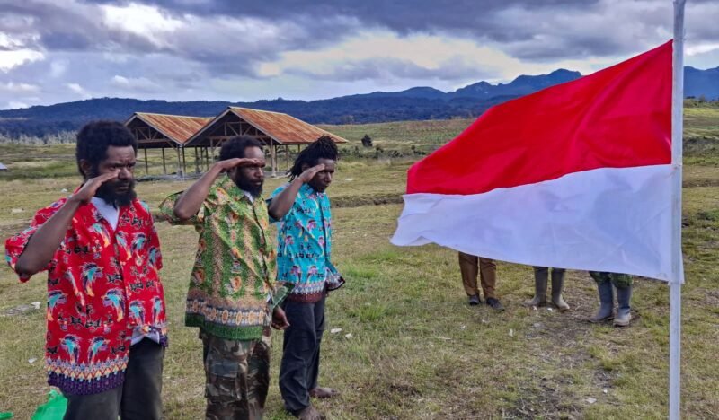 Tiga eks anggota TPNPB-OPM yakni Kataw Kulua (26 tahun), Yaikinus Murib (23 tahun), dan Lois Murib (28 tahun), berikrar setia kepada NKRI.(Foto: Istimewa/Satgas Yonif 142/Ksatria Jaya)