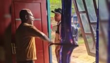 Ambrosius, perwakilan masyarakat adat marga Klagilit Maburu, mengusir seorang pria yang diduga utusan perusahaan untuk membujuk masyarakat melepaskan lahan demi kehadiran kebun sawit. (Foto: Istimewa/Tangkapan layar video)