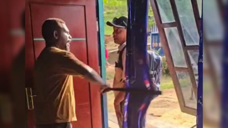 Ambrosius, perwakilan masyarakat adat marga Klagilit Maburu, mengusir seorang pria yang diduga utusan perusahaan untuk membujuk masyarakat melepaskan lahan demi kehadiran kebun sawit. (Foto: Istimewa/Tangkapan layar video)