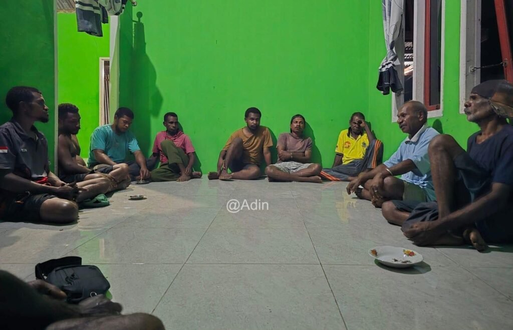 Setelah kejadian pengusiran, masyarakat adat marga Klagilit Maburu menggelar musyawarah internal dan sepakat menolak total kehadiran kebun sawit. (Foto: Istimewa/Ambrosius)