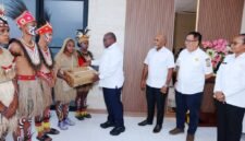 Gubernur Papua Tengah, Meki Nawipa, membagikan laptop kepada para pelajar, Rabu (21/1/2026). (Foto: Istimewa/Pemprov Papua Tengah)