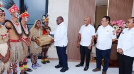 Gubernur Papua Tengah, Meki Nawipa, membagikan laptop kepada para pelajar, Rabu (21/1/2026). (Foto: Istimewa/Pemprov Papua Tengah)