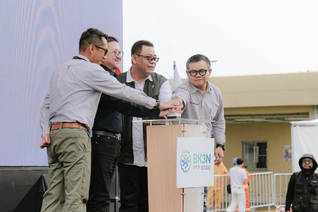 Pembukaan BK3N 2026 di PTFI ditandai dengan penekanan tombol oleh Presiden Direktur PTFI, Tony Wenas didampingi oleh Ketua Panitia BK3N 2026 area Smelter Gresik, Jimmy Purba (paling kiri), Kepala Dinas Tenaga Kerja dan Transmigrasi Provinsi Jawa Timur, Sigit Priyanto (kedua dari kanan) dan Wakil Kepala Teknik Tambang PTFI, Sony Suryanto (paling kanan). (Foto: Istimewa/Dok. PTFI)