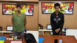 Kedua terduga pelaku yang diamankan polisi, Rabu (21/1/2026). (Foto: Istimewa/Humas Polres Mimika)