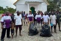 Alex Onawame menyampaikan keluhan warga kepada Kepala Distrik Wania dan jajaran saat kunjungan lapangan, Jumat (23/1/2026). (Foto: Istimewa)