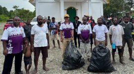 Alex Onawame menyampaikan keluhan warga kepada Kepala Distrik Wania dan jajaran saat kunjungan lapangan, Jumat (23/1/2026). (Foto: Istimewa)