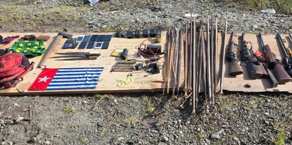 Sejumlah barang bukti yang berhasil diamankan oleh Satgas Koops TNI Habema usai kontak tembak dengan TPNPB Kodap XVI Yahukimo. (Foto: Istimewa/Satgas Koops TNI Habema)