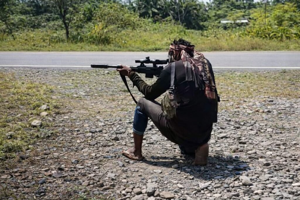 Salah satu anggota TPNPB Kodap XVI Yahukimo melakukan penembakan di Jalan Gunung, Distrik Dekai, Kabupaten Yahukimo, Papua Pegunungan. (Foto: Istimewa/Tangkapan layar video TPNPB-OPM)
