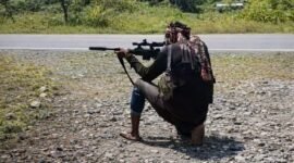 Salah satu anggota TPNPB Kodap XVI Yahukimo melakukan penembakan di Jalan Gunung, Distrik Dekai, Kabupaten Yahukimo, Papua Pegunungan. (Foto: Istimewa/Tangkapan layar video TPNPB-OPM)