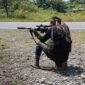 Salah satu anggota TPNPB Kodap XVI Yahukimo melakukan penembakan di Jalan Gunung, Distrik Dekai, Kabupaten Yahukimo, Papua Pegunungan. (Foto: Istimewa/Tangkapan layar video TPNPB-OPM)