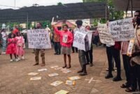 Suara Kaum Awam Katolik Regio Papua melakukan aksi bisu di depan Gereja Katedral Santo Fransiskus Xaverius, Merauke, Minggu (25/1/2026). (Foto: Istimewa)