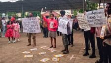 Suara Kaum Awam Katolik Regio Papua melakukan aksi bisu di depan Gereja Katedral Santo Fransiskus Xaverius, Merauke, Minggu (25/1/2026). (Foto: Istimewa)
