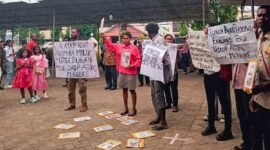 Suara Kaum Awam Katolik Regio Papua melakukan aksi bisu di depan Gereja Katedral Santo Fransiskus Xaverius, Merauke, Minggu (25/1/2026). (Foto: Istimewa)