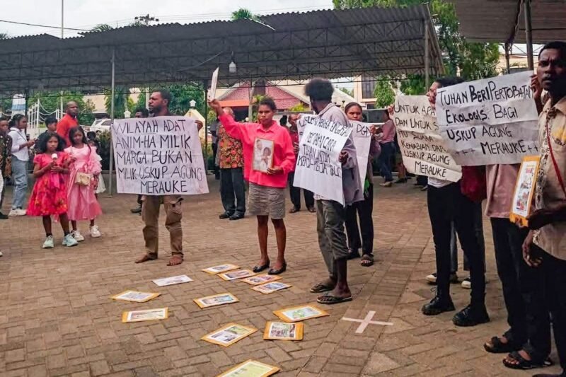 Suara Kaum Awam Katolik Regio Papua melakukan aksi bisu di depan Gereja Katedral Santo Fransiskus Xaverius, Merauke, Minggu (25/1/2026). (Foto: Istimewa)