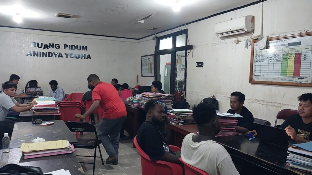 Para peserta aksi dari Suara Kaum Awam Katolik Regio Papua dimintai keterangan oleh aparat kepolisian di Merauke. (Foto: Istimewa/LBH Papua-Merauke)